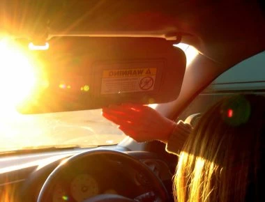 Οδηγείτε μέσα στον καύσωνα; Δείτε τι κίνδυνος υγείας υπάρχει από τα τζάμια του αυτοκινήτου!